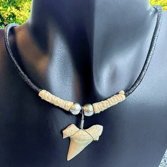 Vintage 90's Natural Shark Tooth Surfer Leather Cord Necklace - Picture 1 of 8